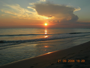 mare al tramonto a torre san giovanni